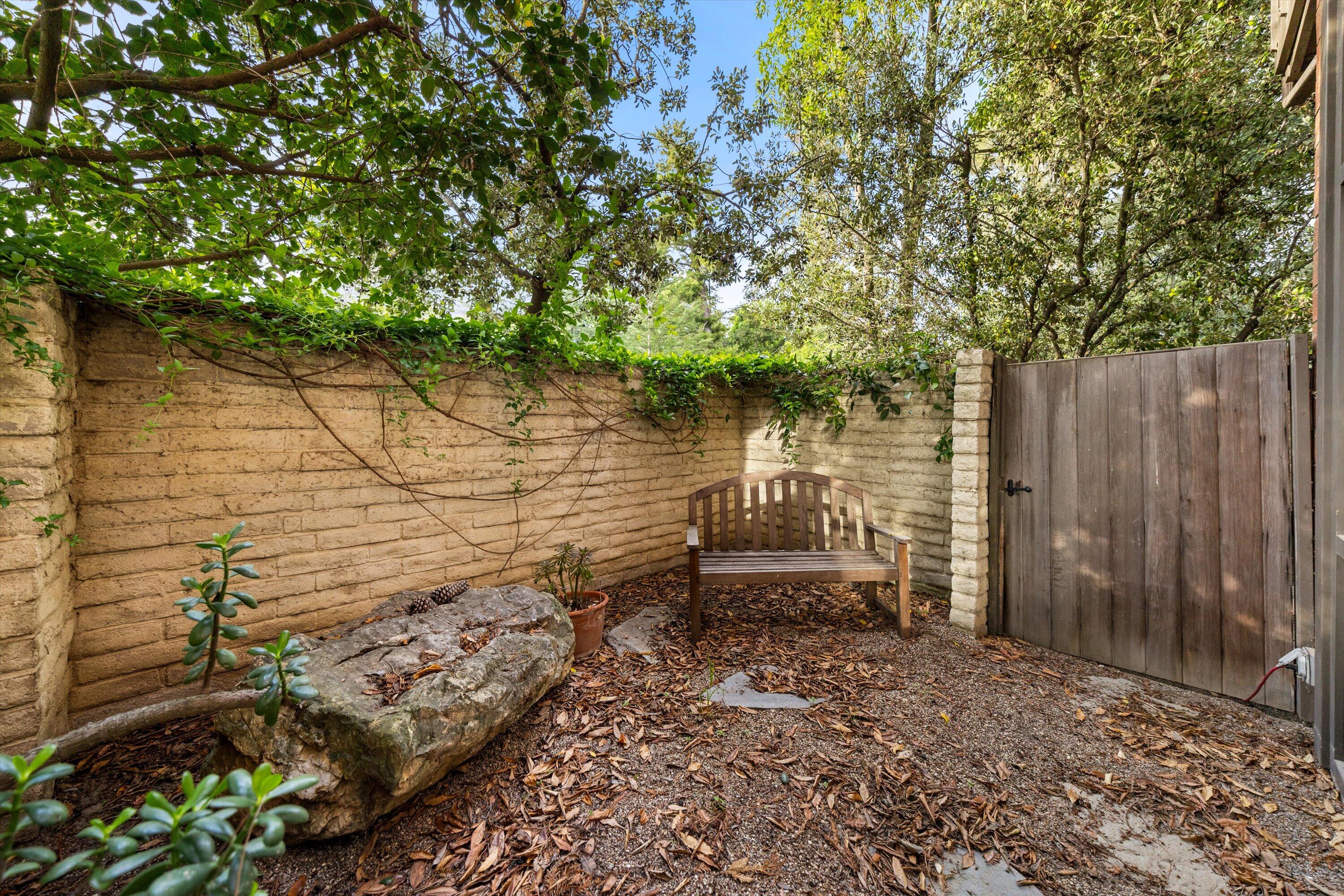 1048 E La Loma Avenue
