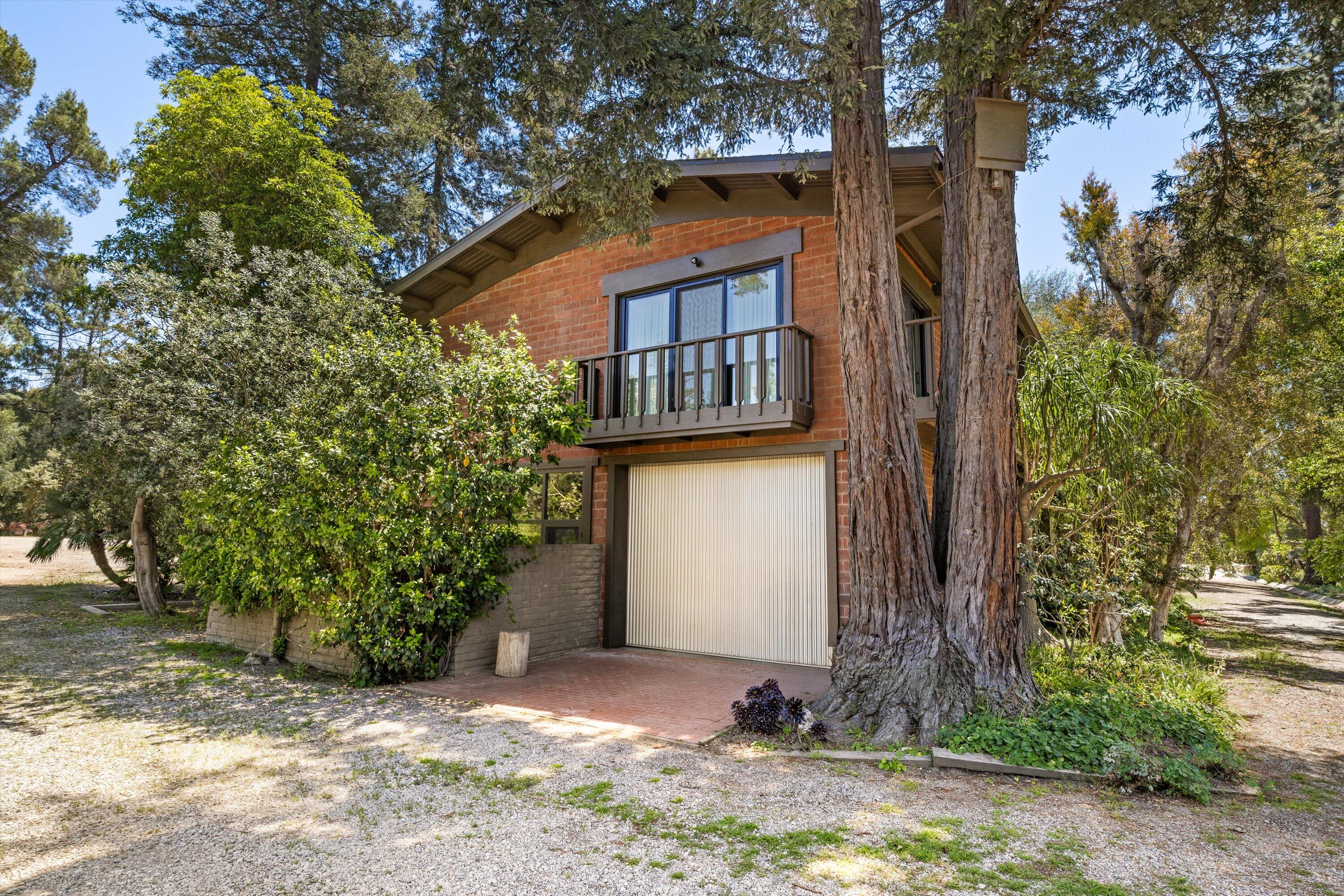 1048 E La Loma Avenue