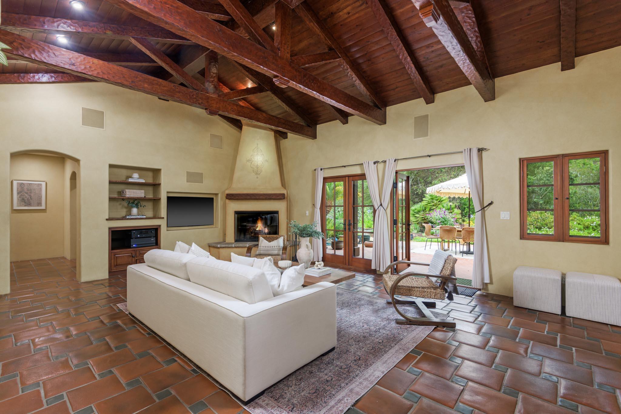 4865 Vieja Drive