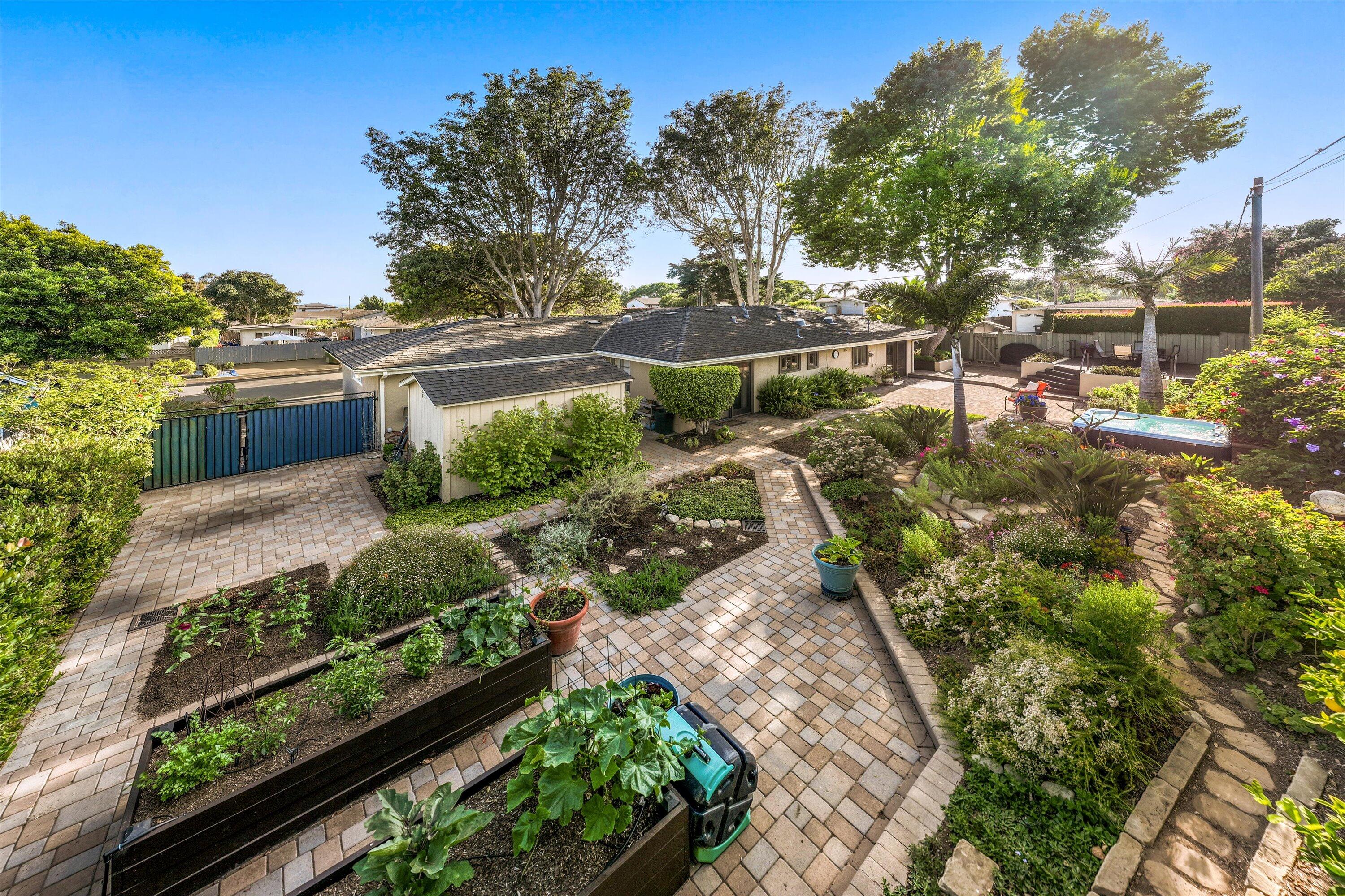 320 Santa Monica Way