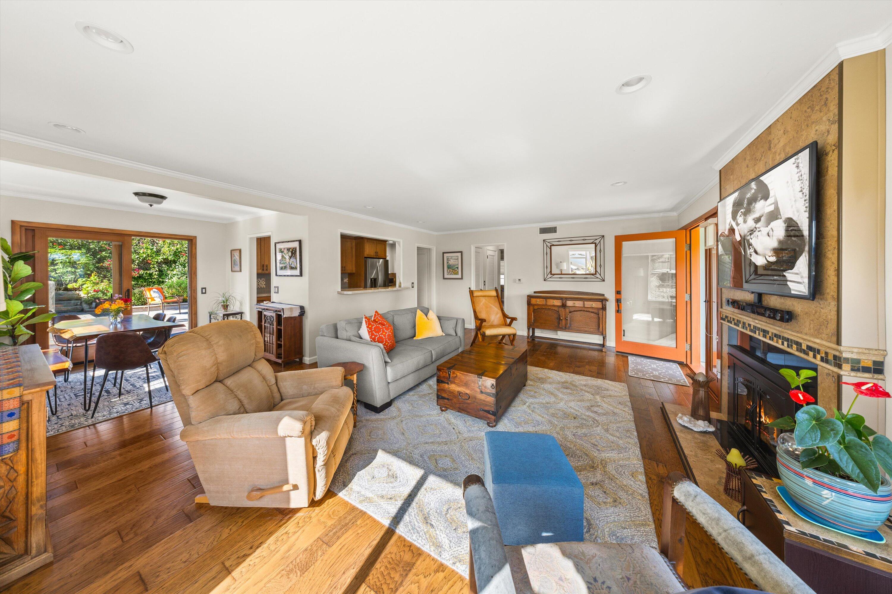 320 Santa Monica Way