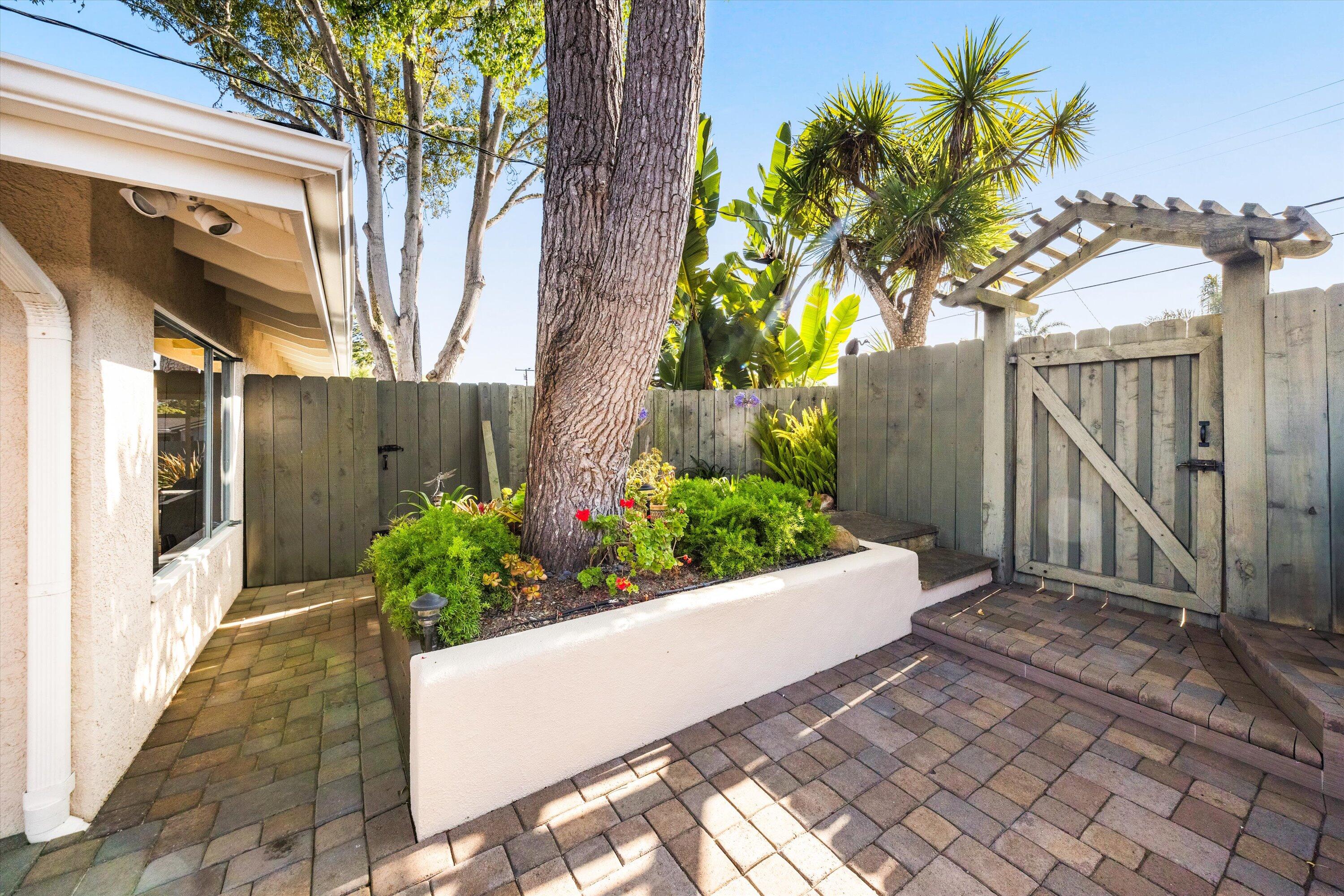 320 Santa Monica Way