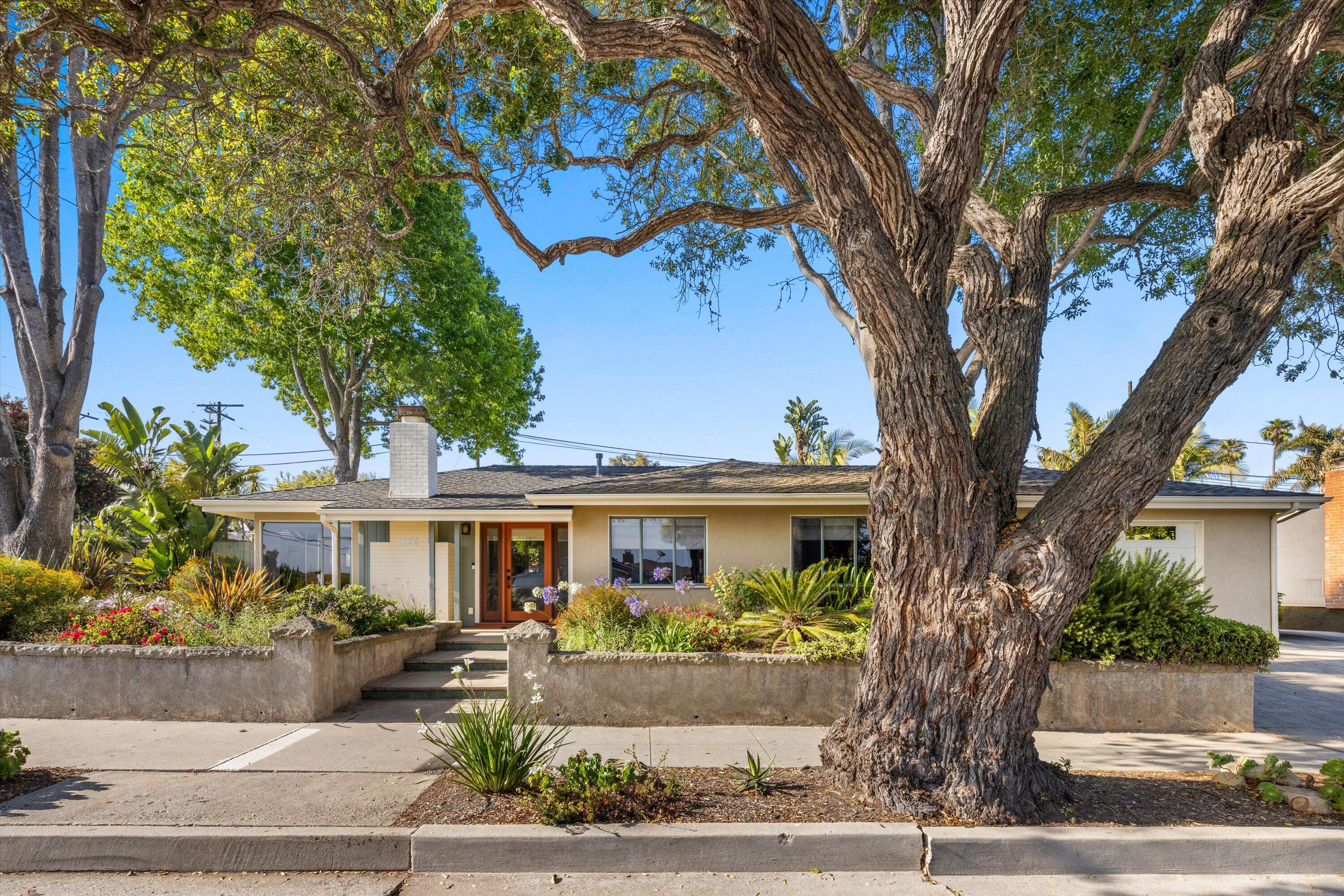 320 Santa Monica Way