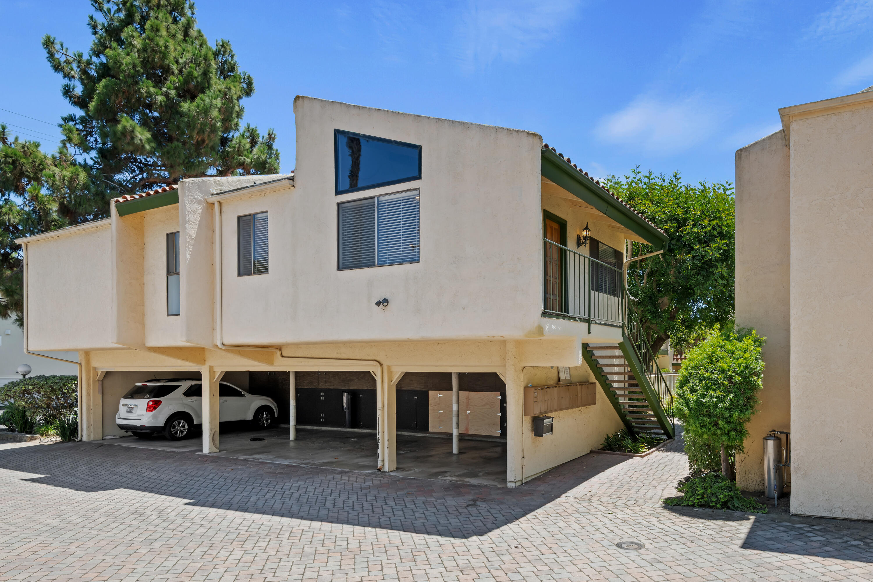 130 W Alamar Avenue 4