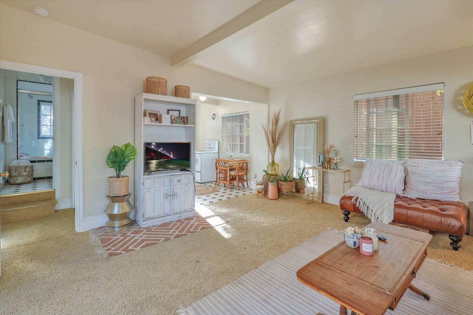 2940 Kenmore Place Guest House