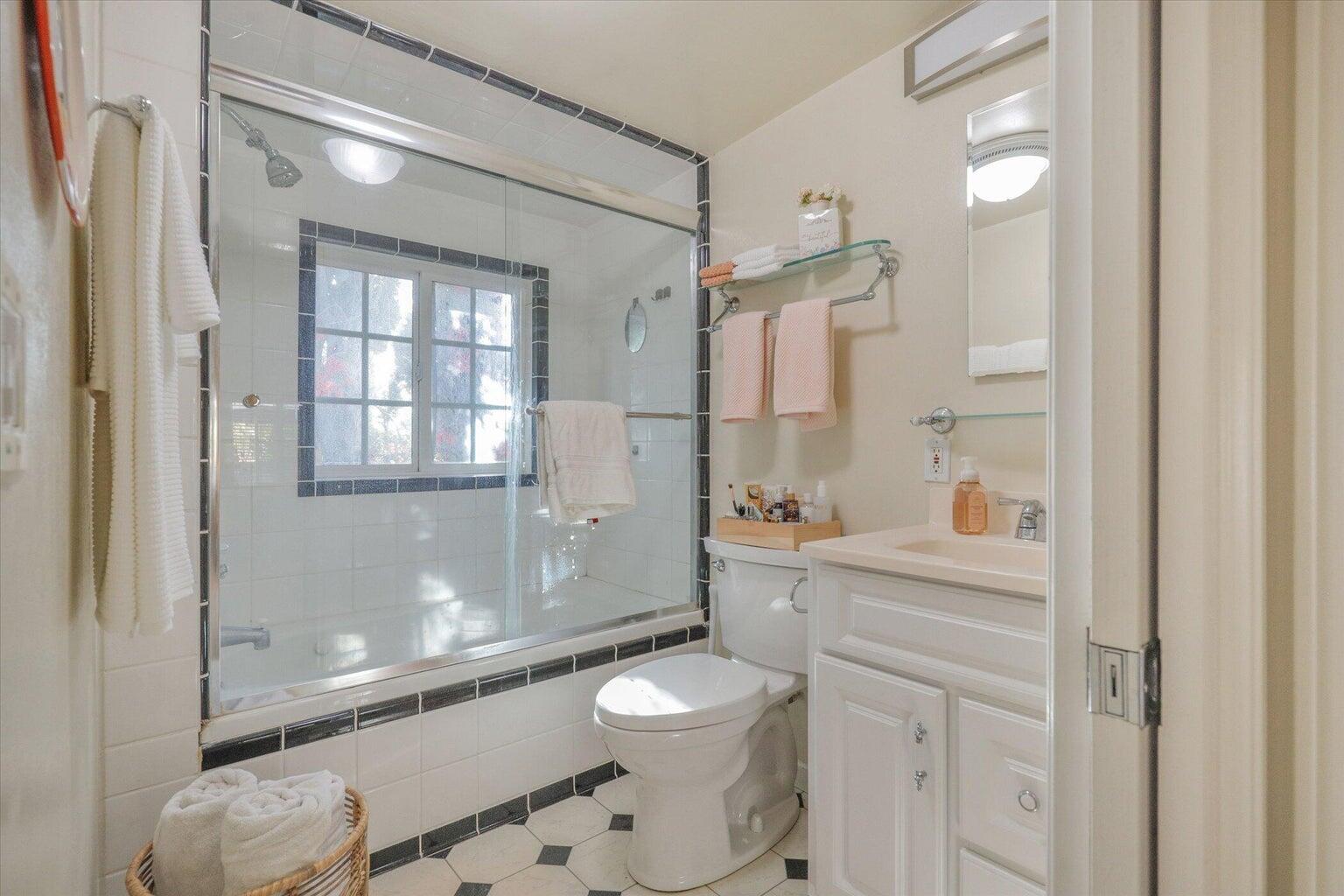 2940 Kenmore Place Guest House