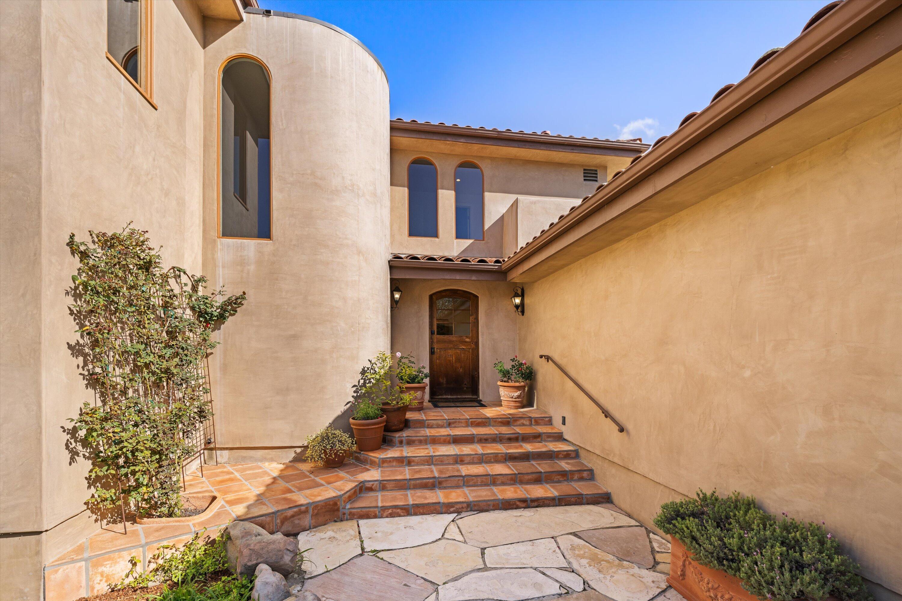 872 Ladera Lane