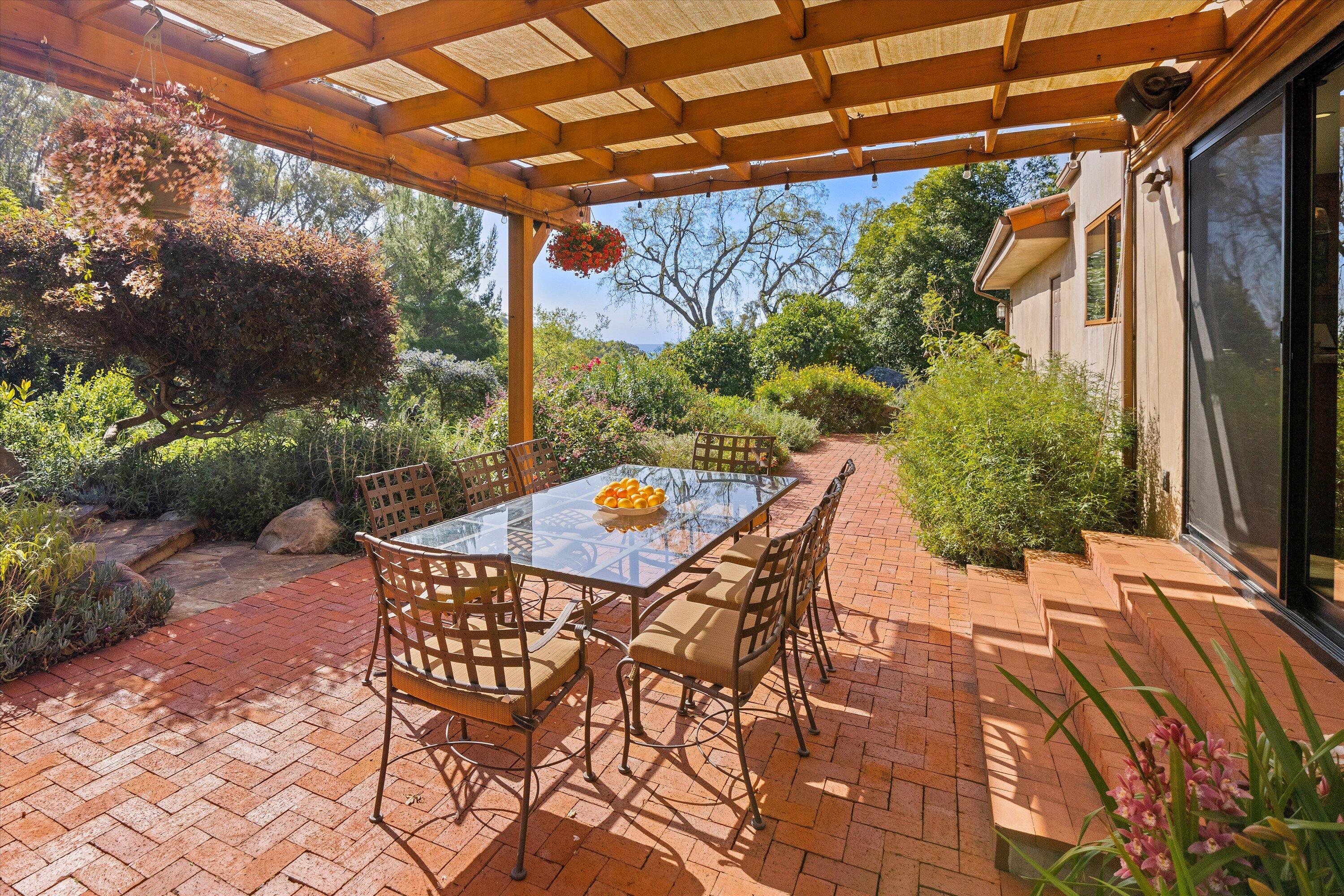 872 Ladera Lane