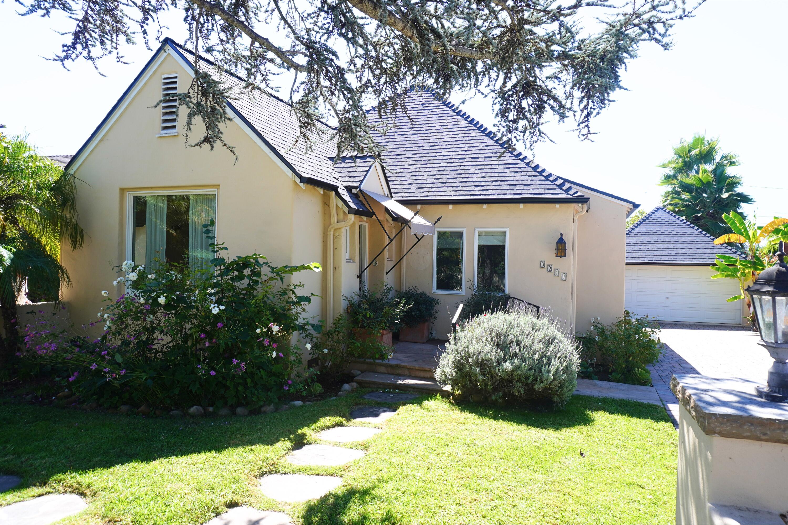 3217 Calle Cedro