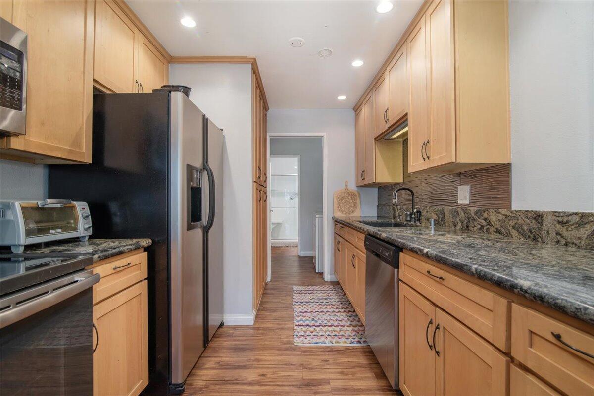 4716 Calle Reina