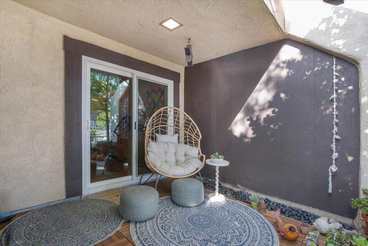 4716 Calle Reina