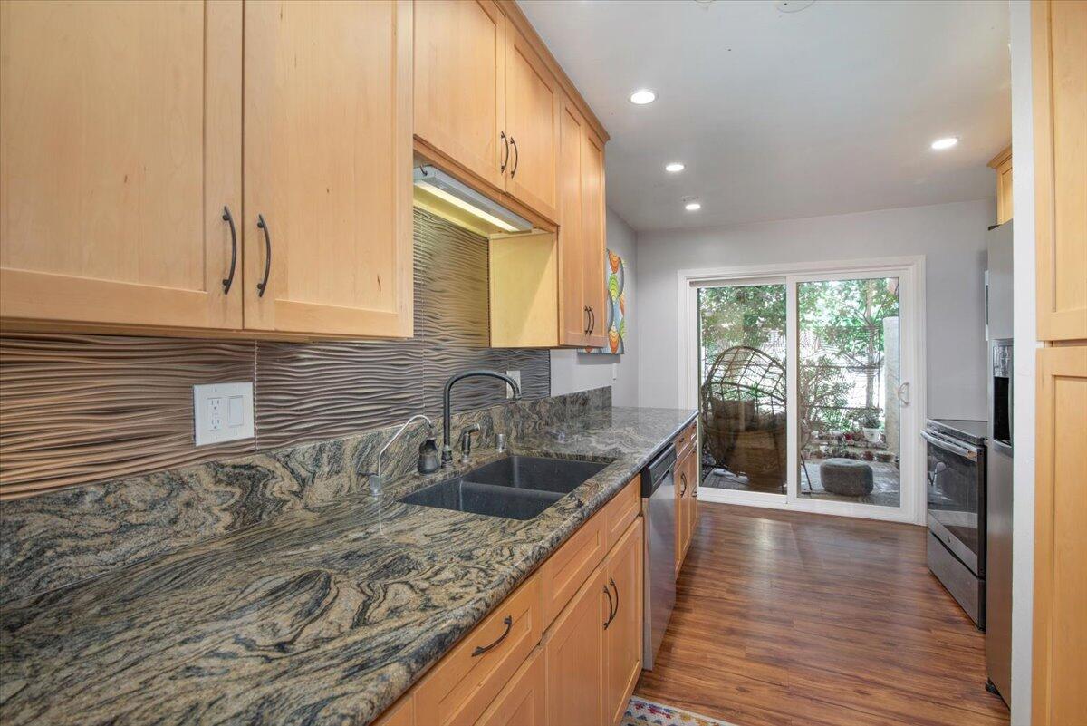 4716 Calle Reina
