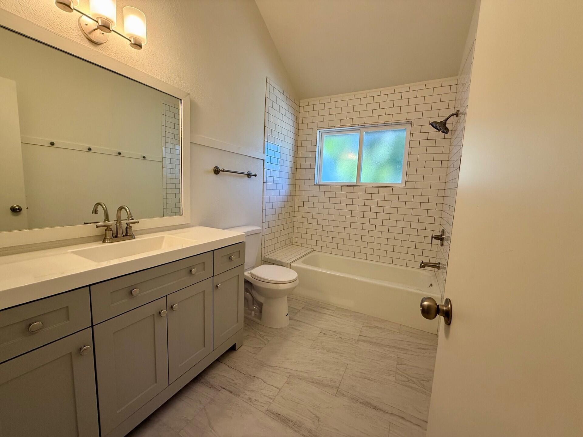 611 W Sola Street, 6