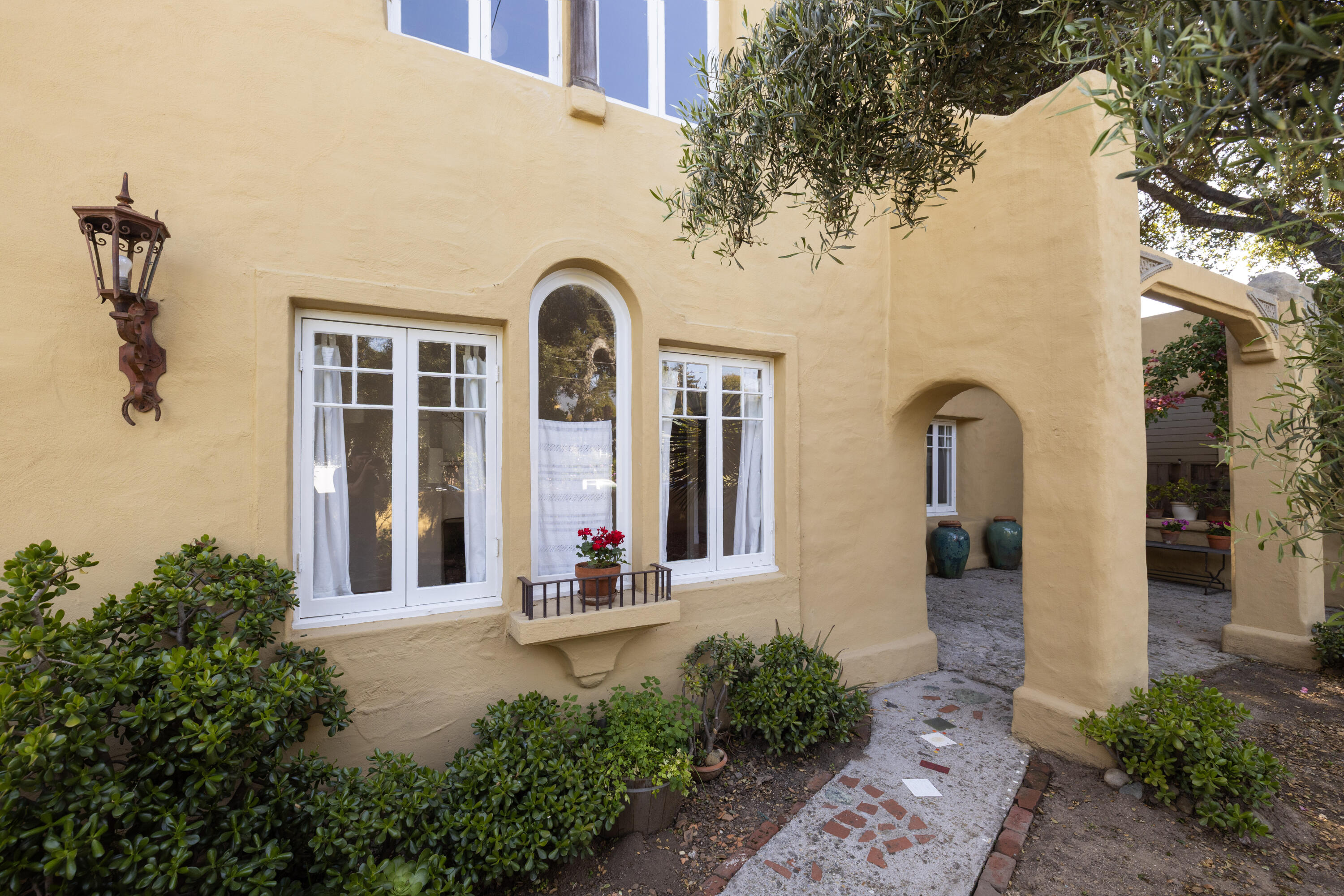 1129 San Pascual Street