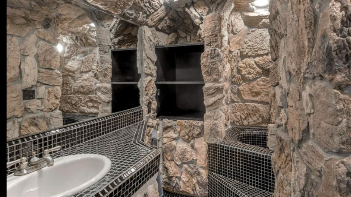 2911 Holly Road
