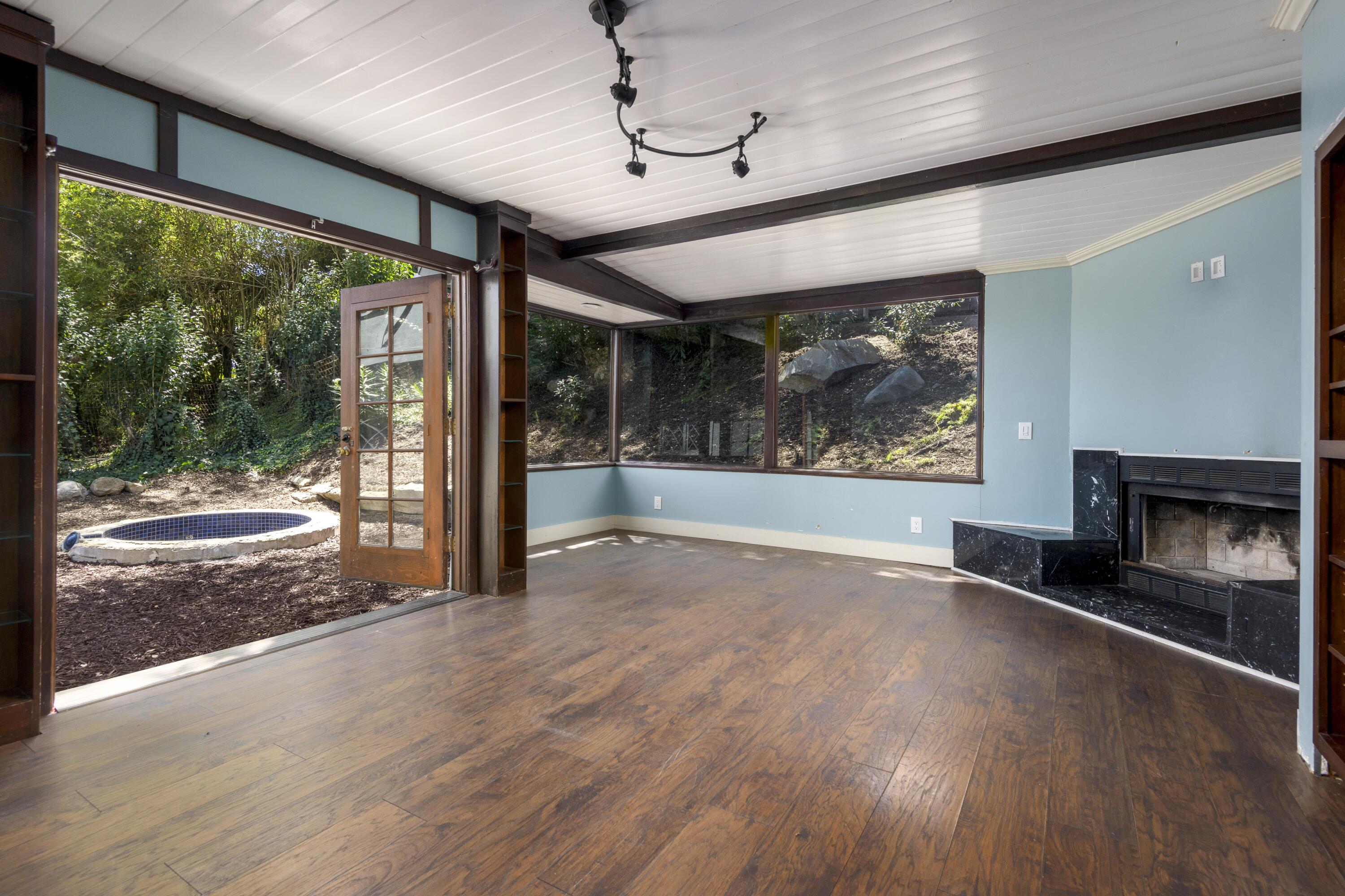 1085 Tunnel Road