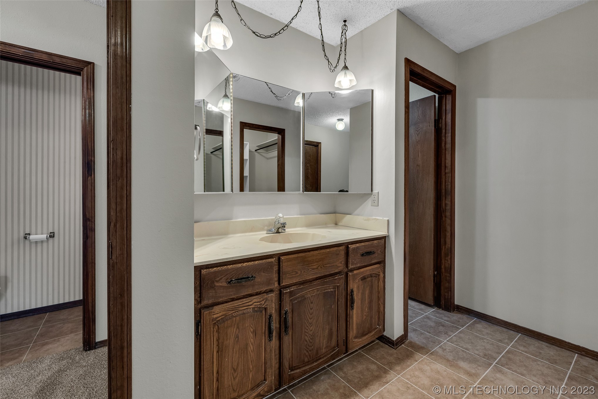 6132 S Lakewood Avenue