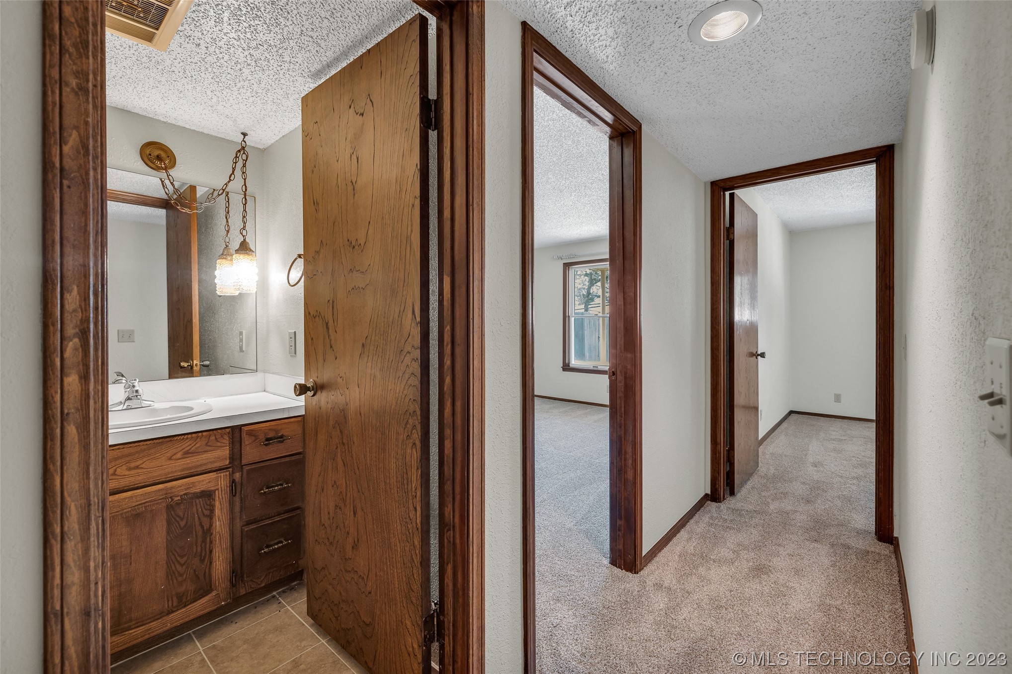 6132 S Lakewood Avenue