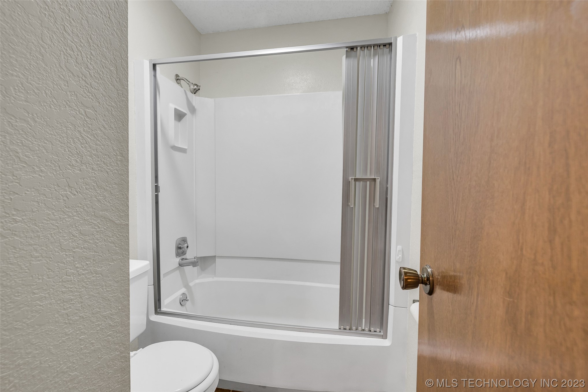 6132 S Lakewood Avenue