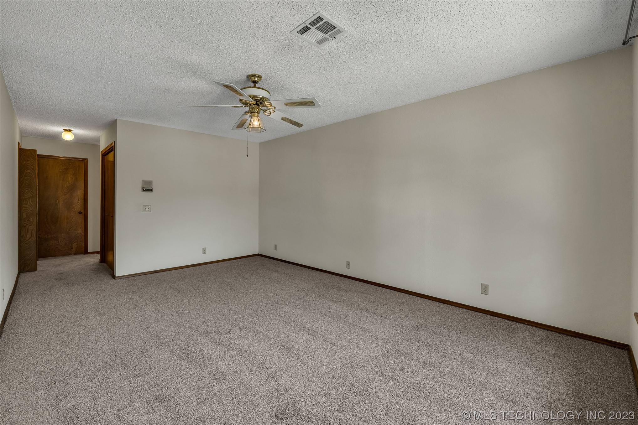 6132 S Lakewood Avenue