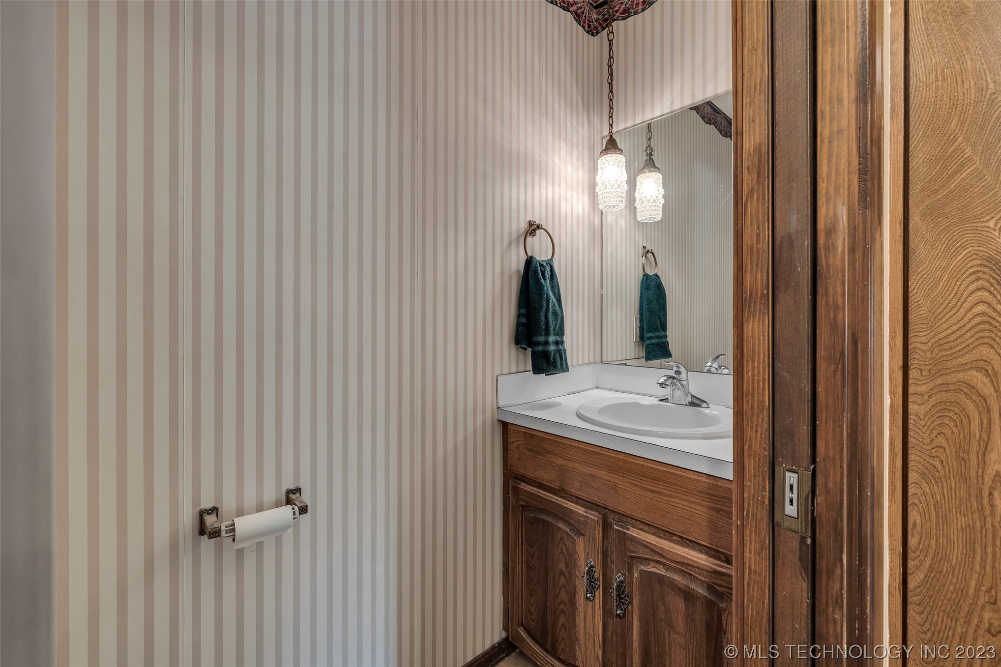 6132 S Lakewood Avenue