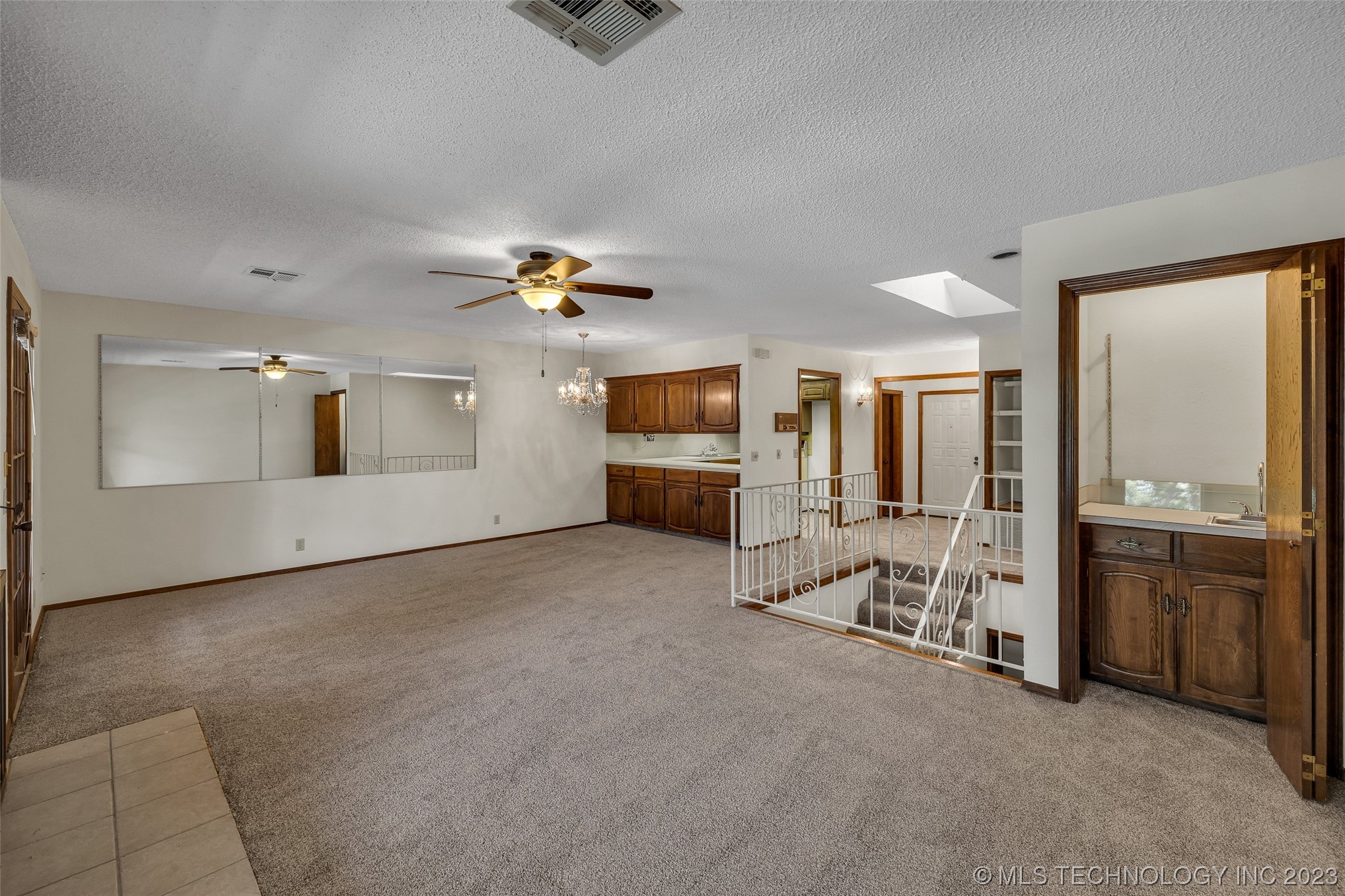 6132 S Lakewood Avenue