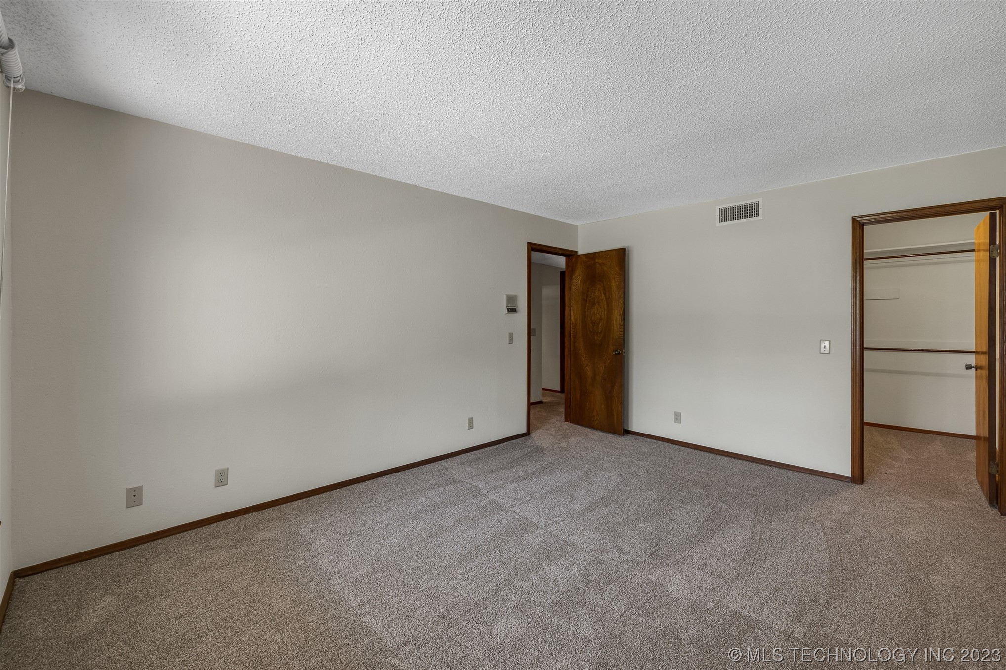 6132 S Lakewood Avenue