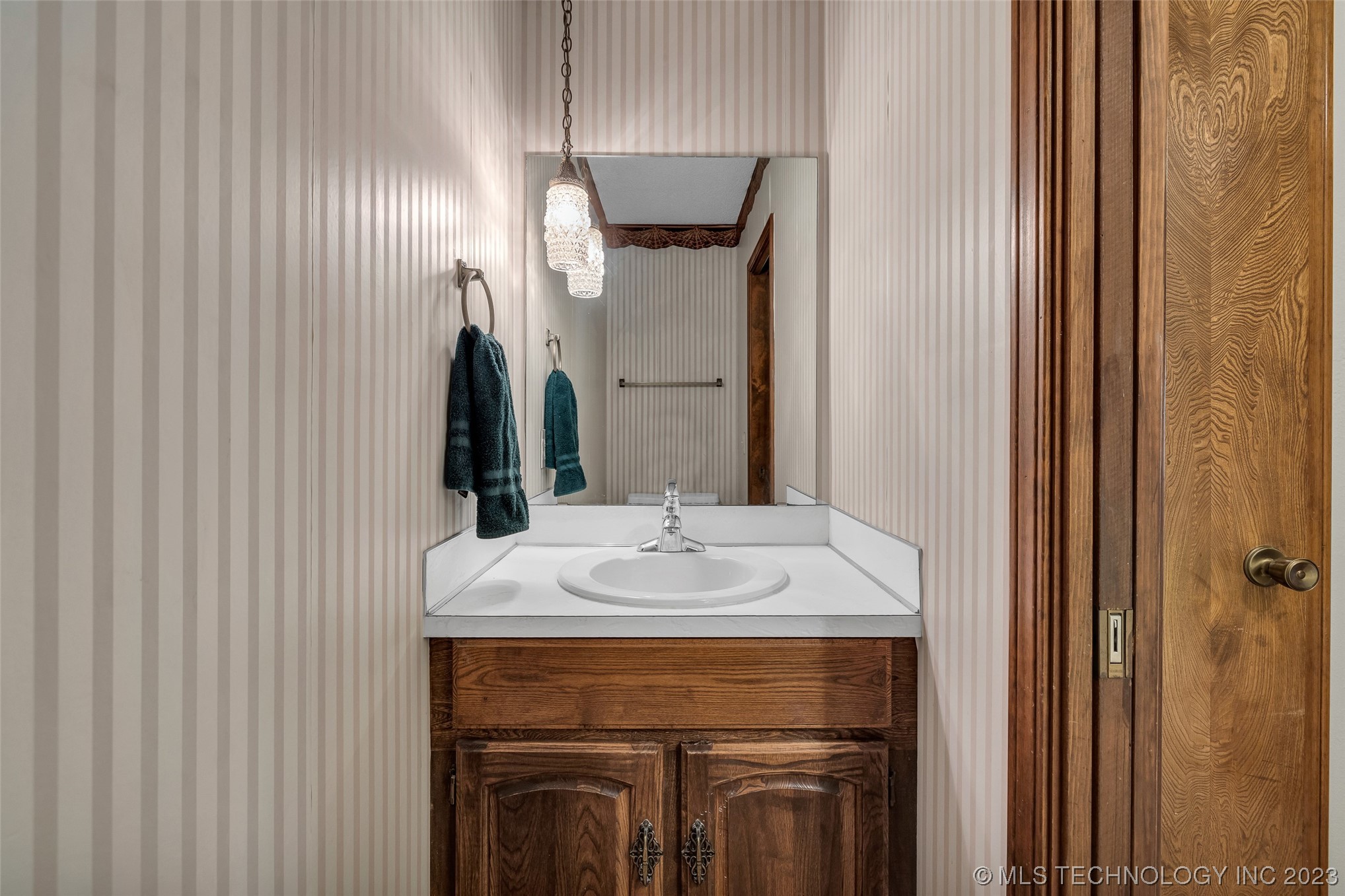 6132 S Lakewood Avenue