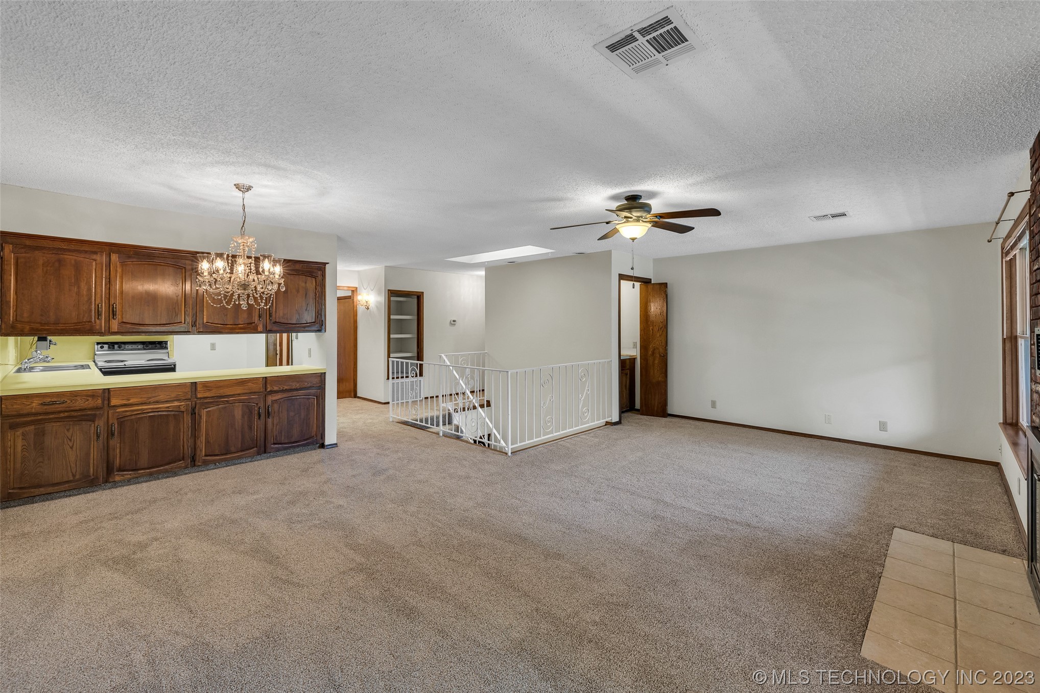 6132 S Lakewood Avenue