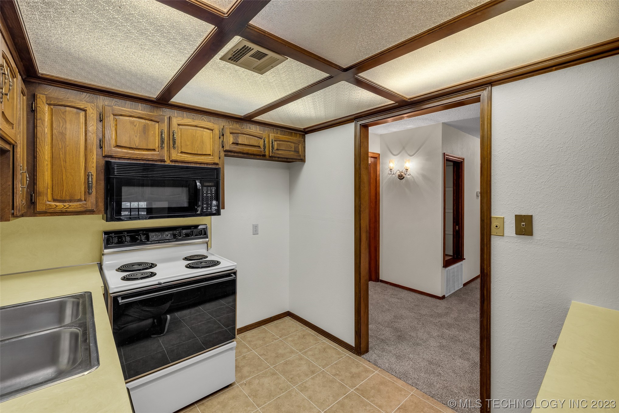 6132 S Lakewood Avenue