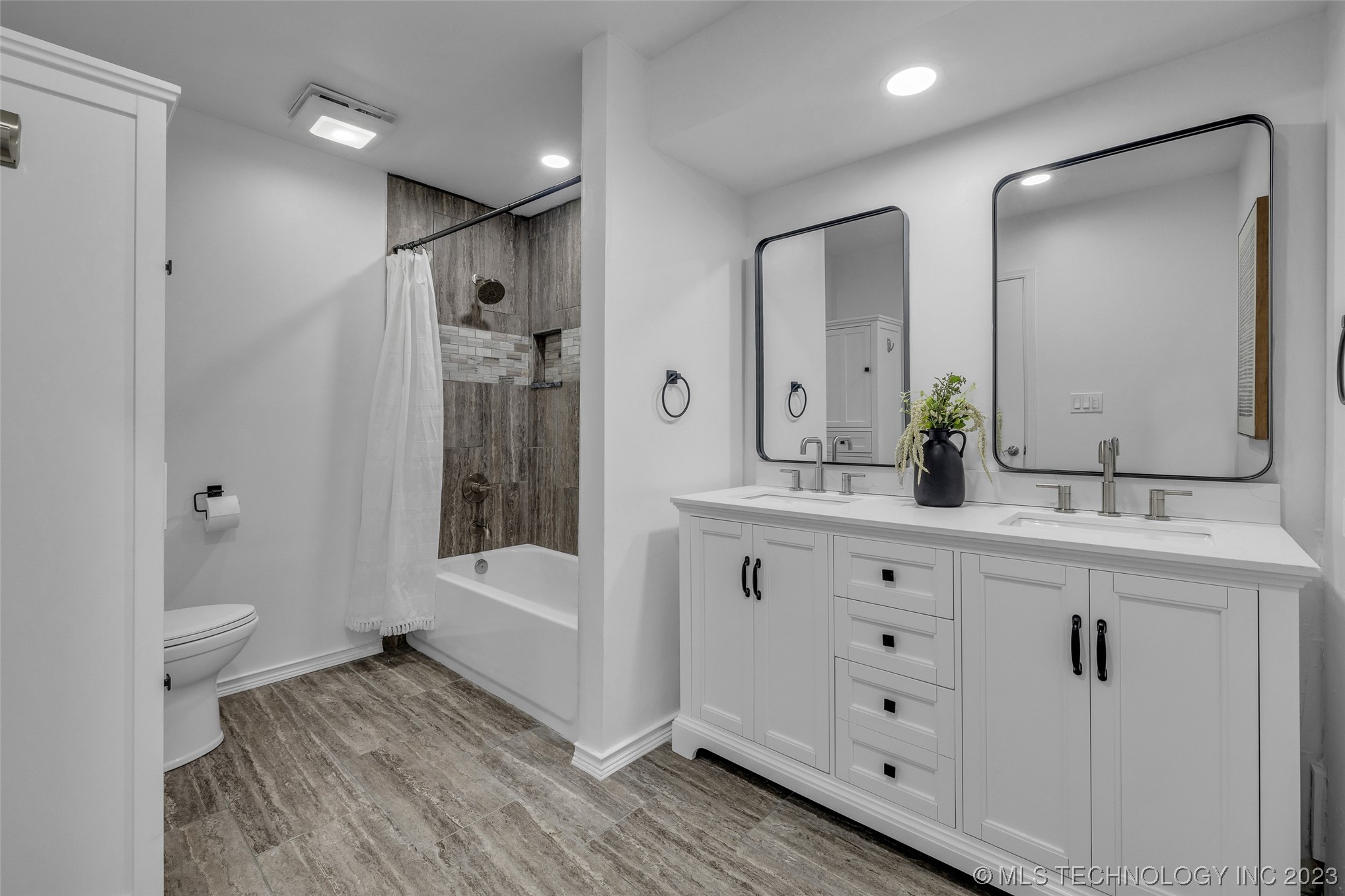 9797 S Lakewood Avenue