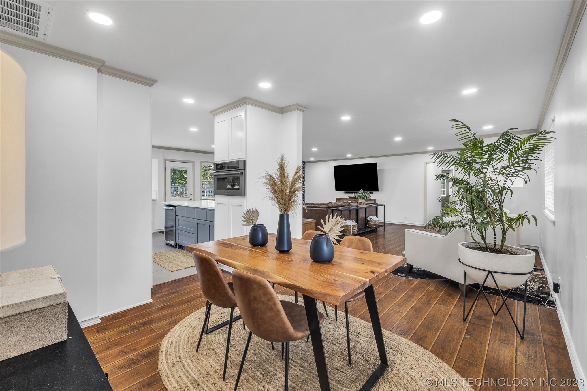 9797 S Lakewood Avenue