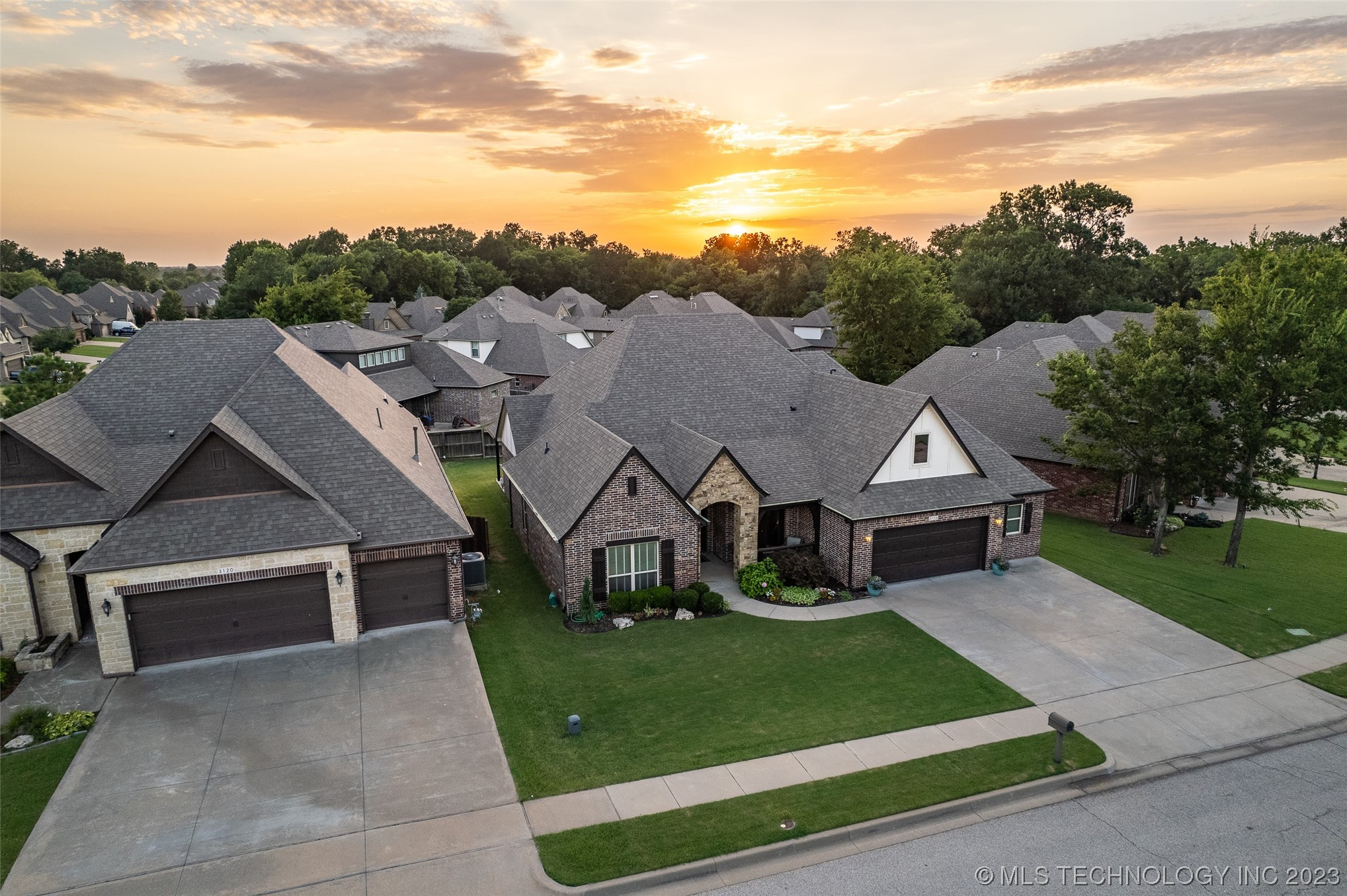 3116 S Gardenia Court