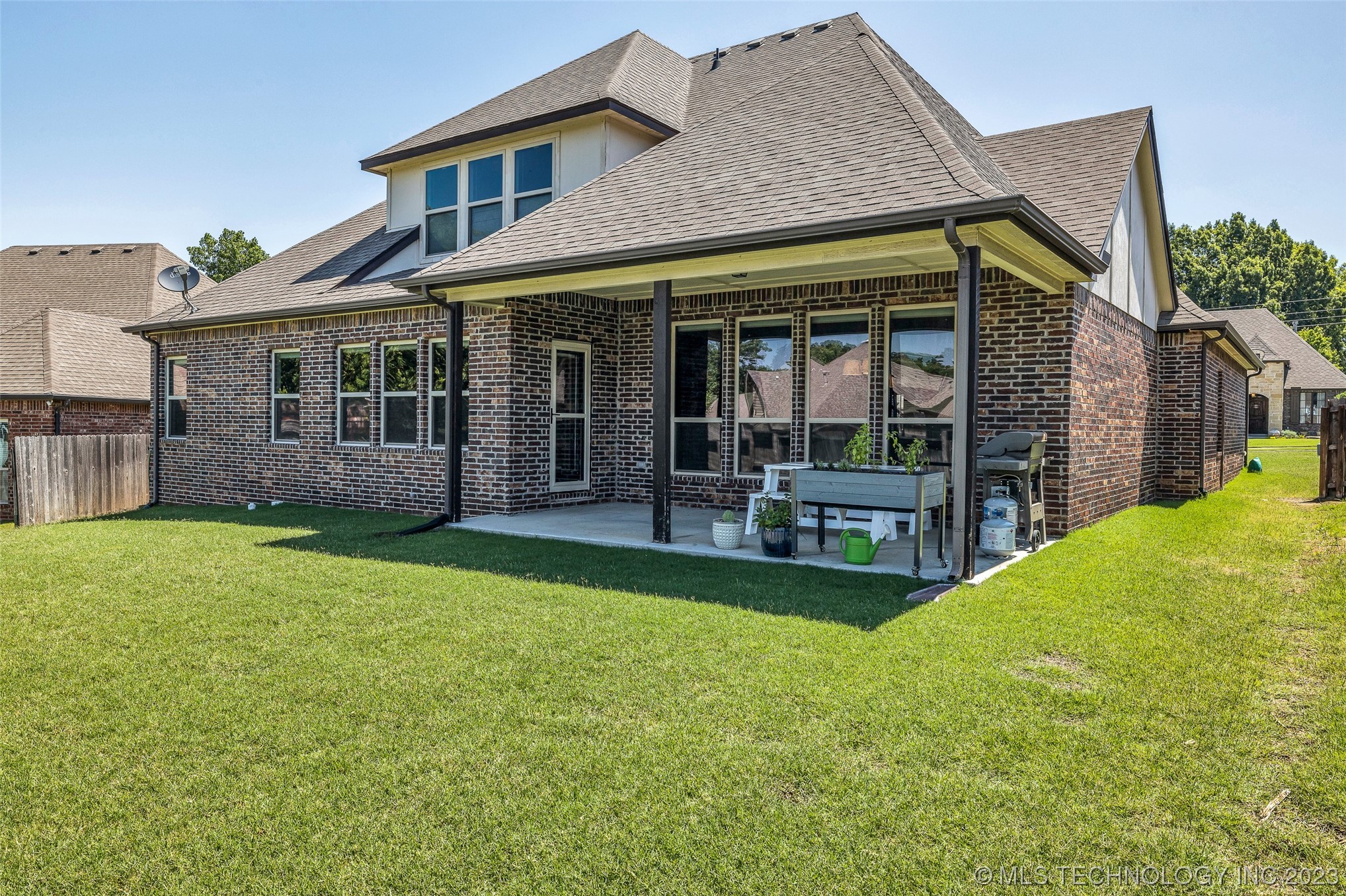 3116 S Gardenia Court