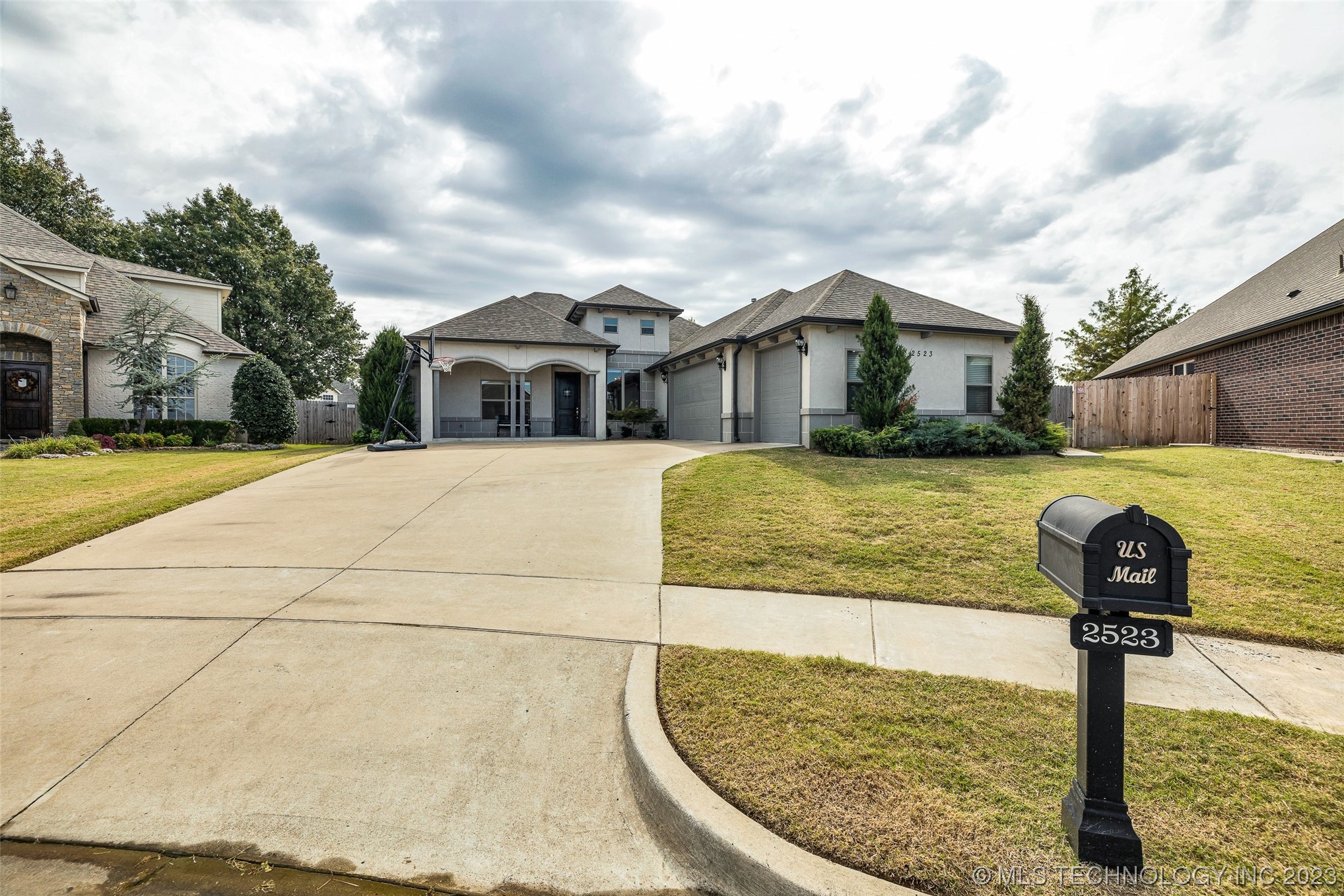 2523 W New Orleans Place