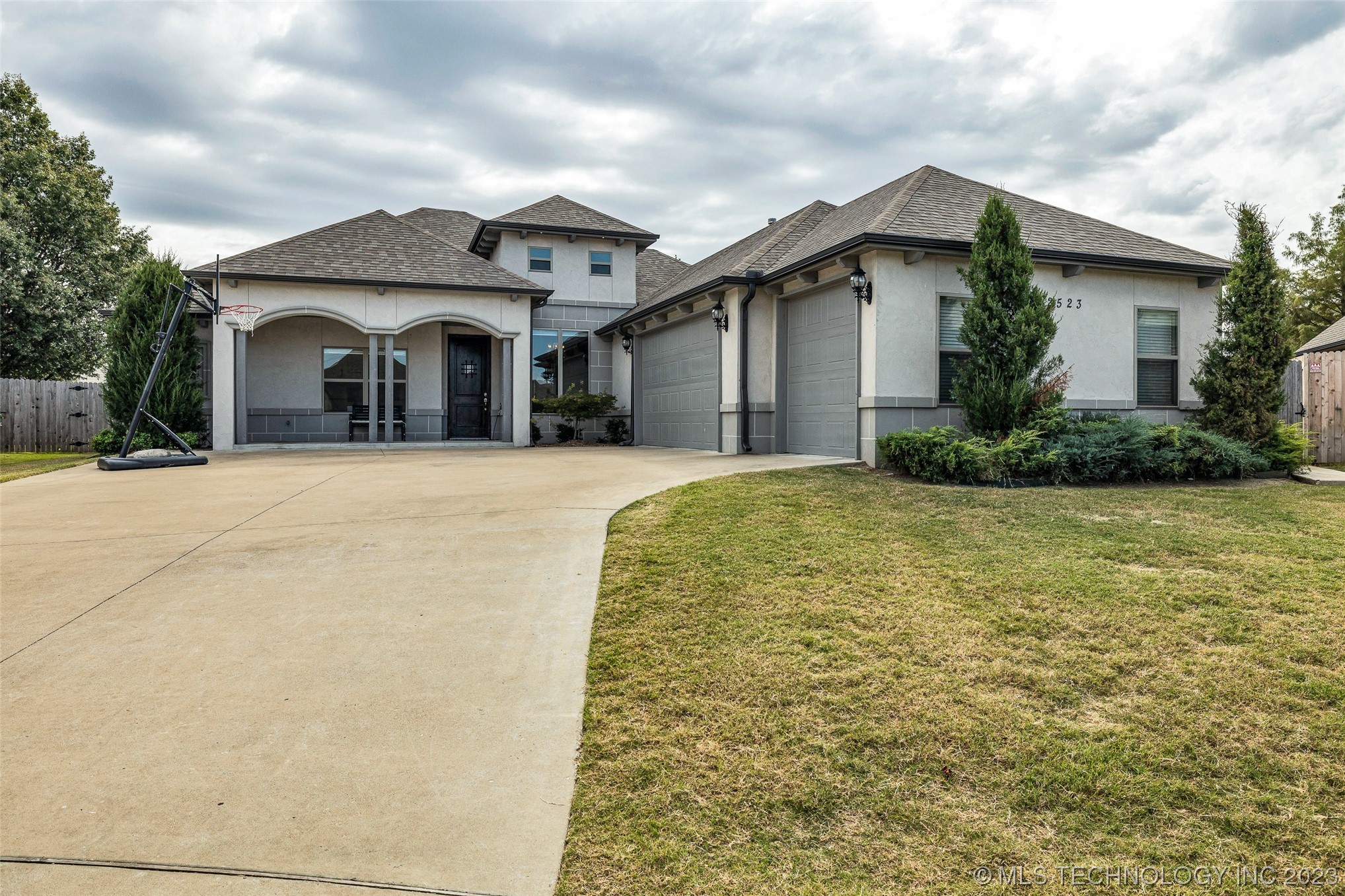 2523 W New Orleans Place