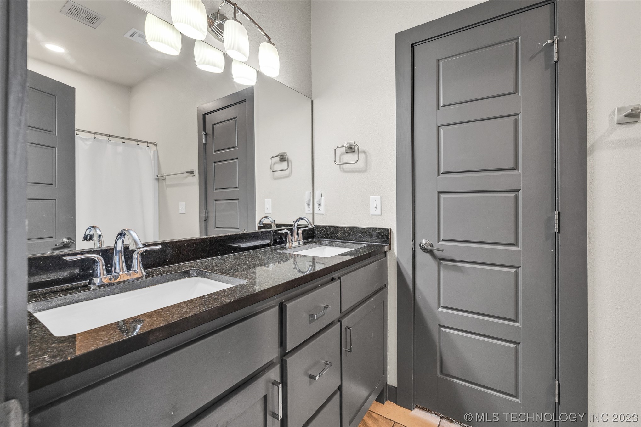 2523 W New Orleans Place