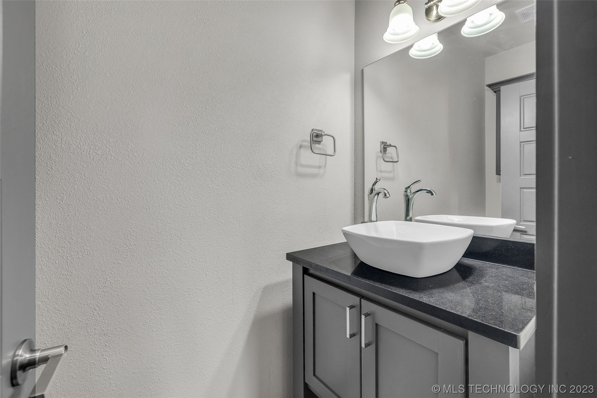 2523 W New Orleans Place