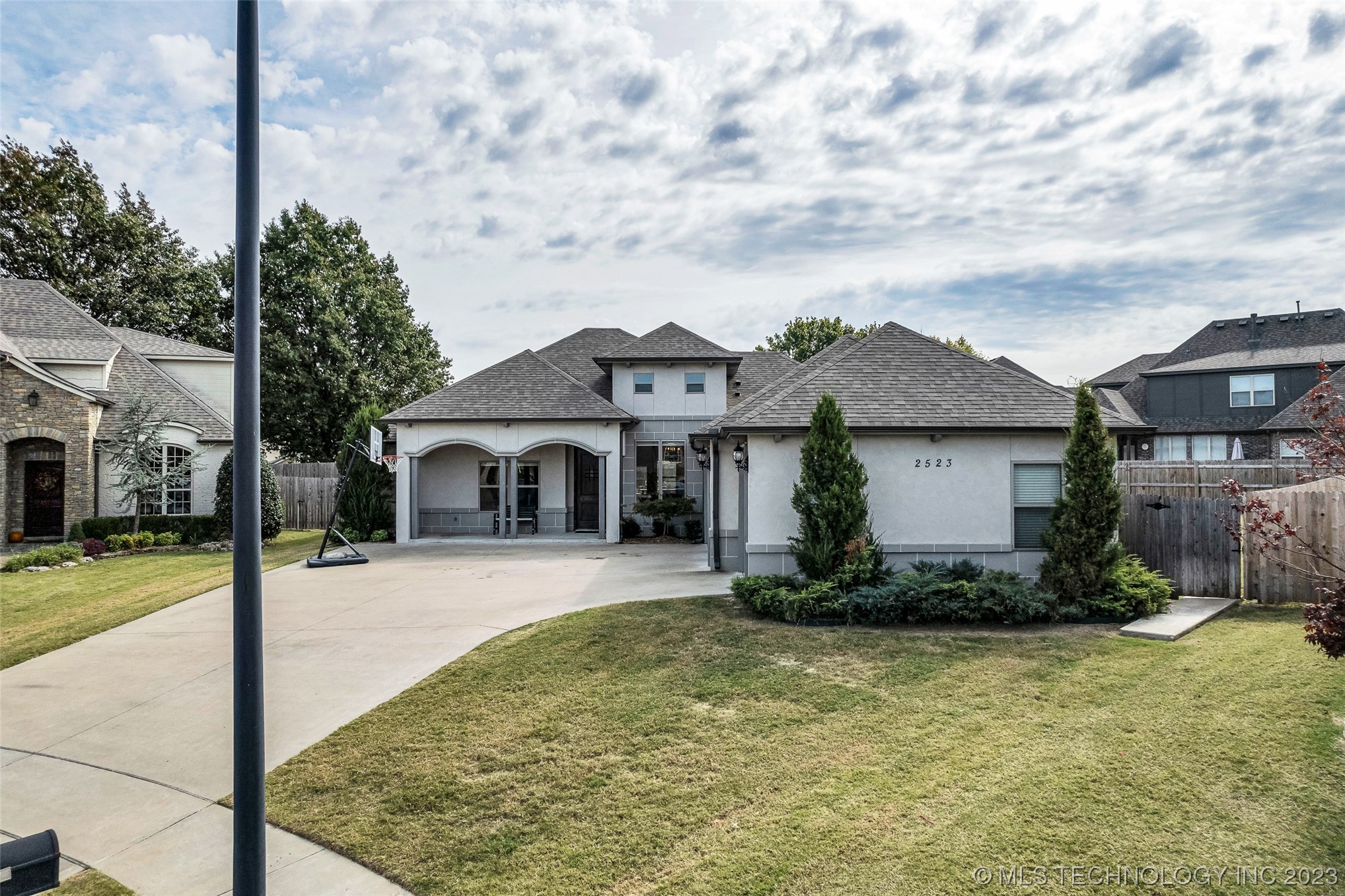 2523 W New Orleans Place