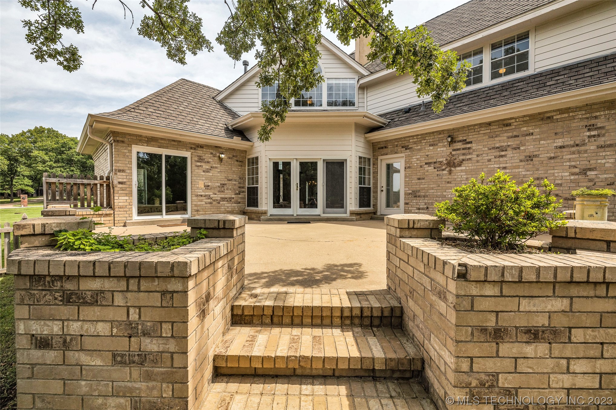 4704 W Oak Leaf Drive