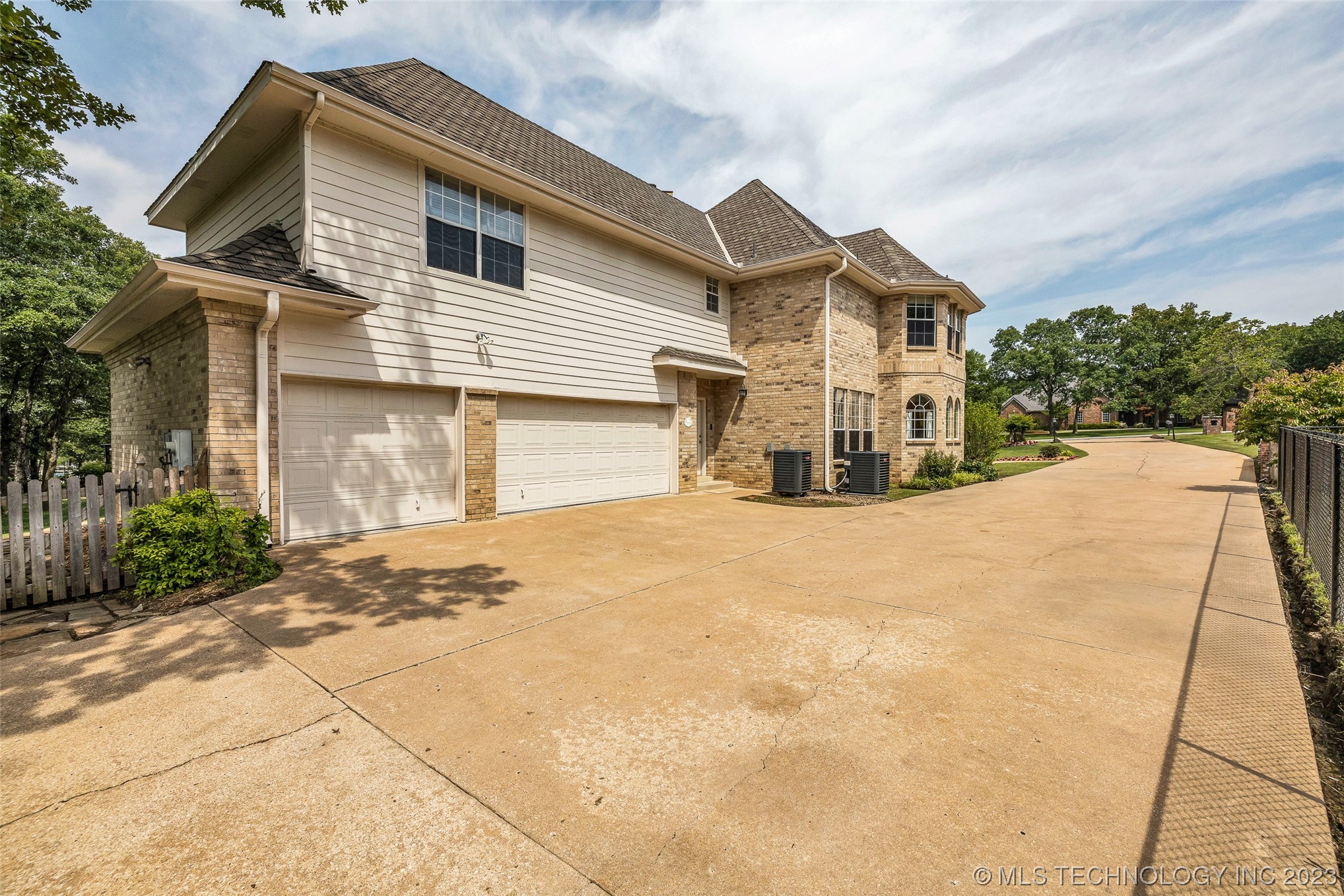 4704 W Oak Leaf Drive