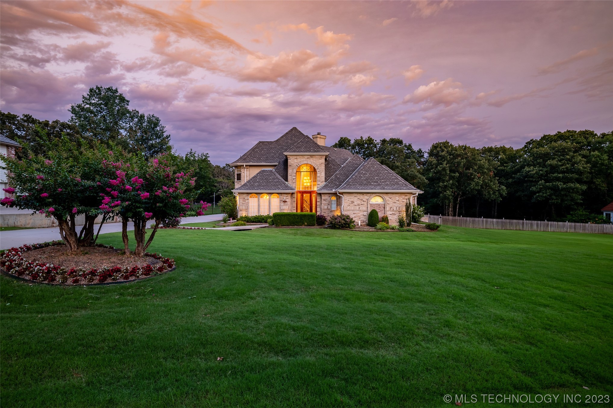 4704 W Oak Leaf Drive