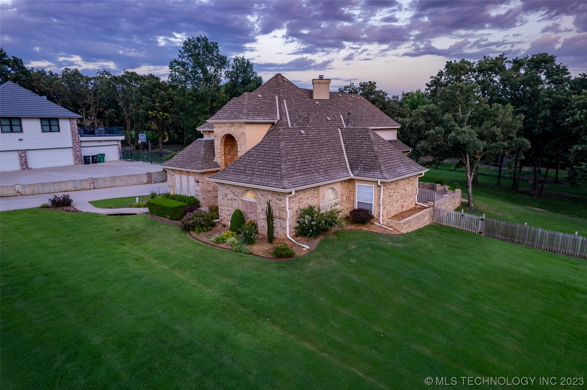 4704 W Oak Leaf Drive