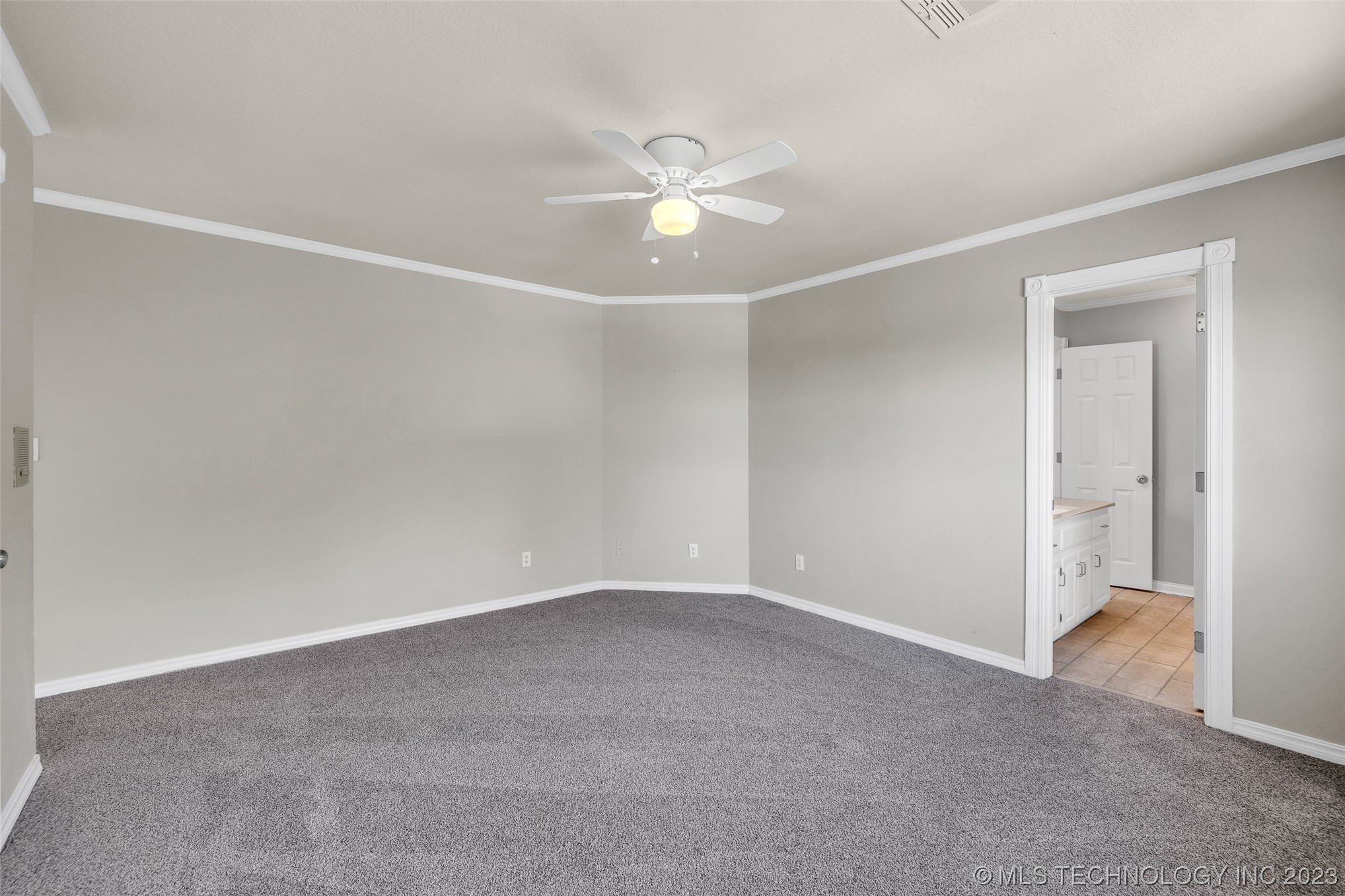 4704 W Oak Leaf Drive