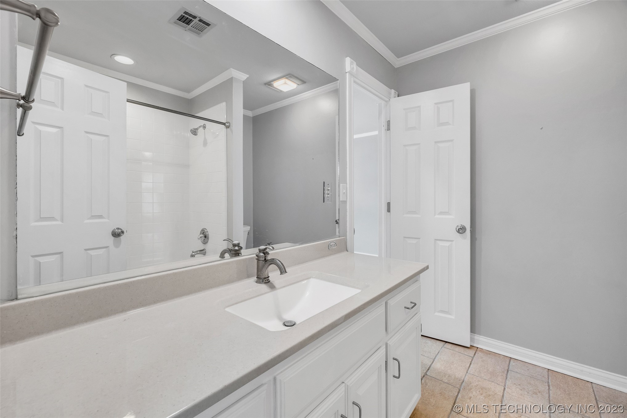 4704 W Oak Leaf Drive