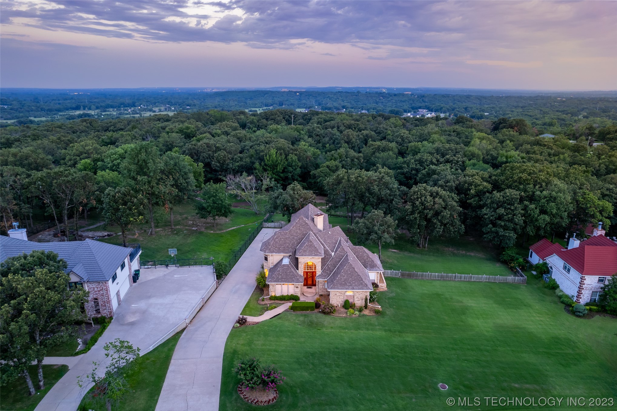 4704 W Oak Leaf Drive