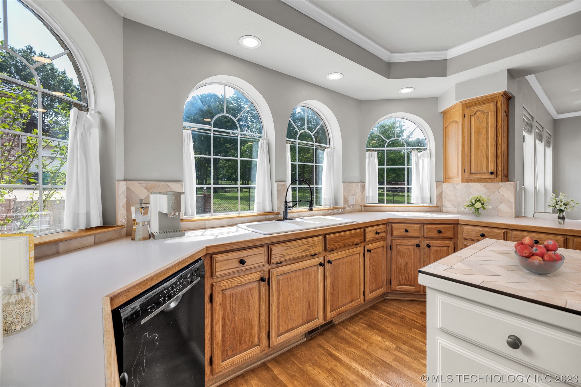 4704 W Oak Leaf Drive