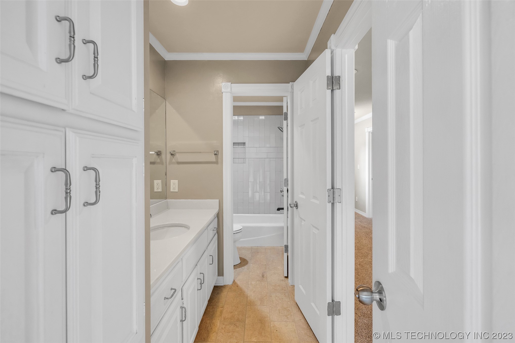 4704 W Oak Leaf Drive