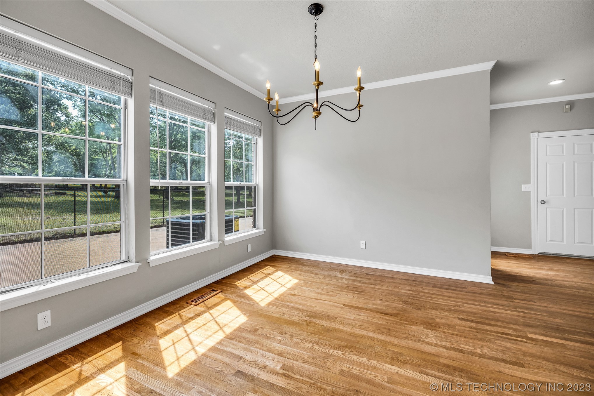 4704 W Oak Leaf Drive