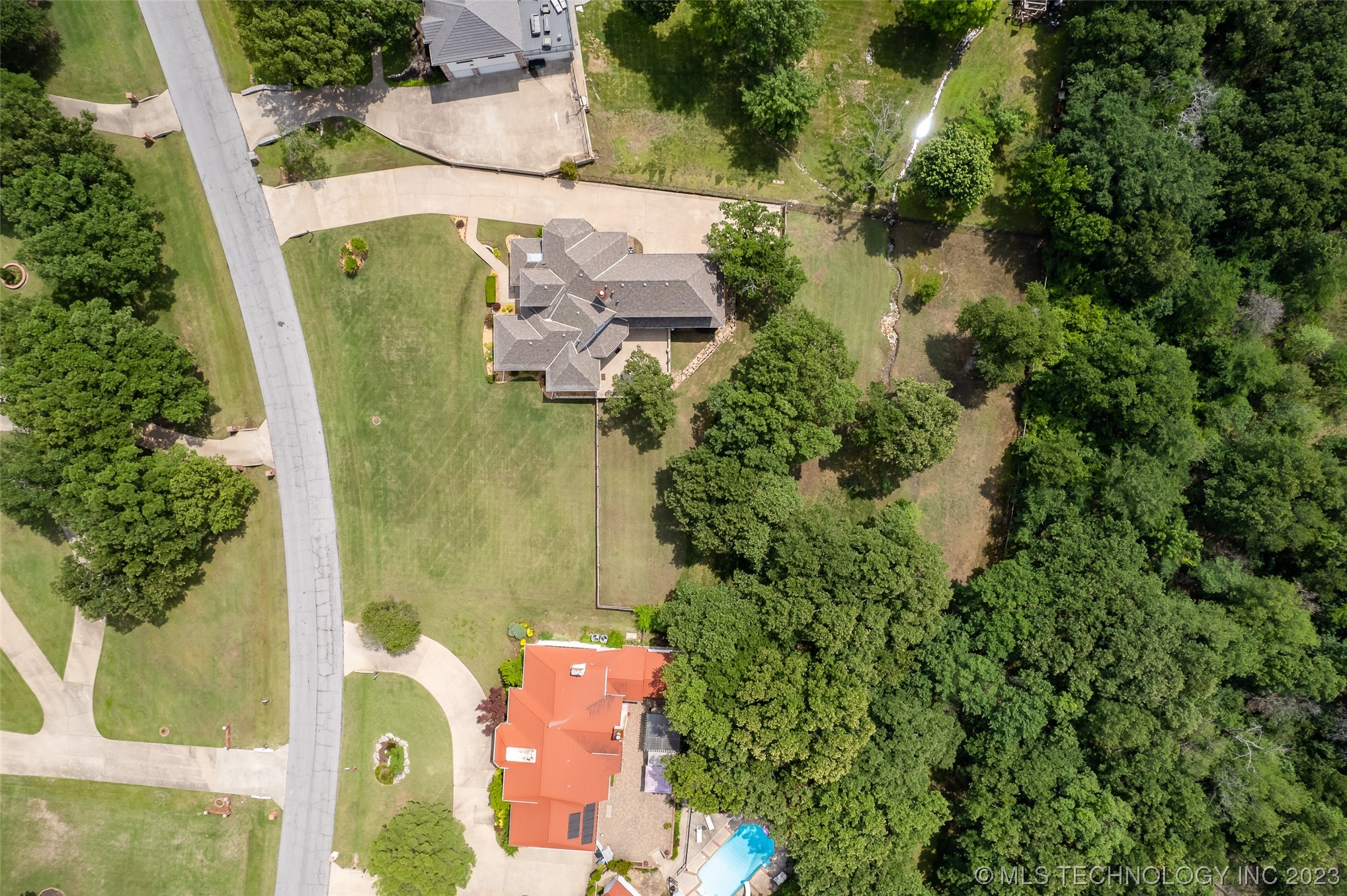 4704 W Oak Leaf Drive